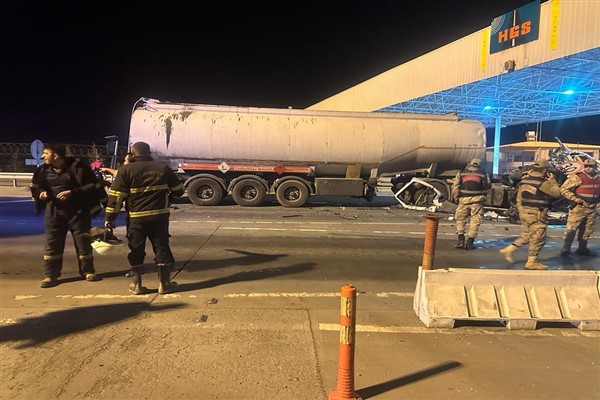 Şanlıurfa-Gaziantep otoyolunda akaryakıt tırı gişelere çarptı: