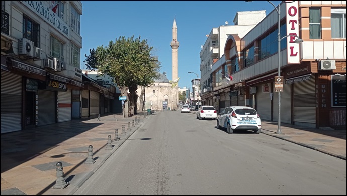 Şanlıurfa sokak ve caddelerinde kısıtlama sessizliği! Urfalılar yasağa uyuyor