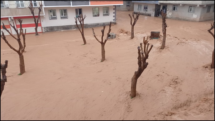 Şanlıurfa yine sele teslim: Caddeler sular altında kaldı