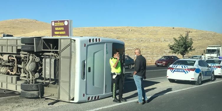 Şanlıurfa'da 3 işçi servisi ile tır çarpıştı: 14 yaralı-(VİDEO)