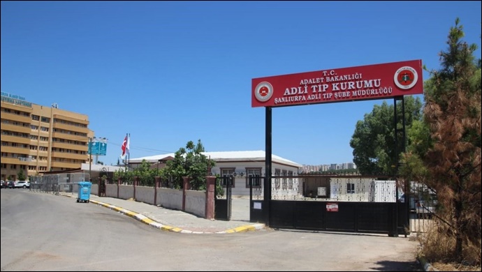 Şanlıurfa'da bariyerlere çarpan otomobilin sürücüsü hayatını kaybetti