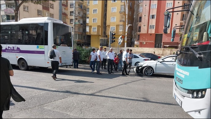Şanlıurfa’da belediye otobüsü ile otomobil çarpıştı