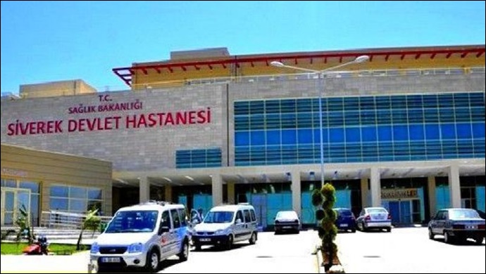 Şanlıurfa'da hafif ticari araç devrildi: 2 yaralı