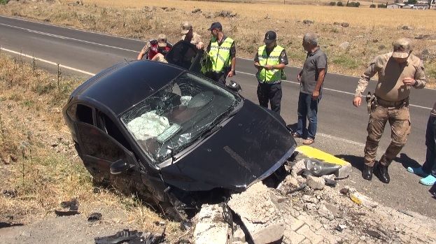 Şanlıurfa'da otomobil şarampole yuvarlandı: 3 yaralı