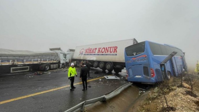 Şanlıurfa’da otoyolunda zincirleme kaza: 1 ölü, 15 yaralı