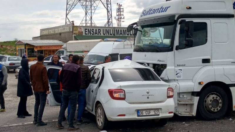 Şanlıurfa'da Tır otomobile çarptı: 3 yaralı