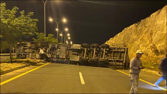 Şanlıurfa'da yağ yüklü tır devrildi Sürücü yaralandı