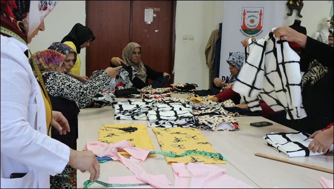 Şanlıurfalı Kadınlar,ürettikleri kıyafetleri ihtiyaç sahibi ailelere dağıtacak-(VİDEO)