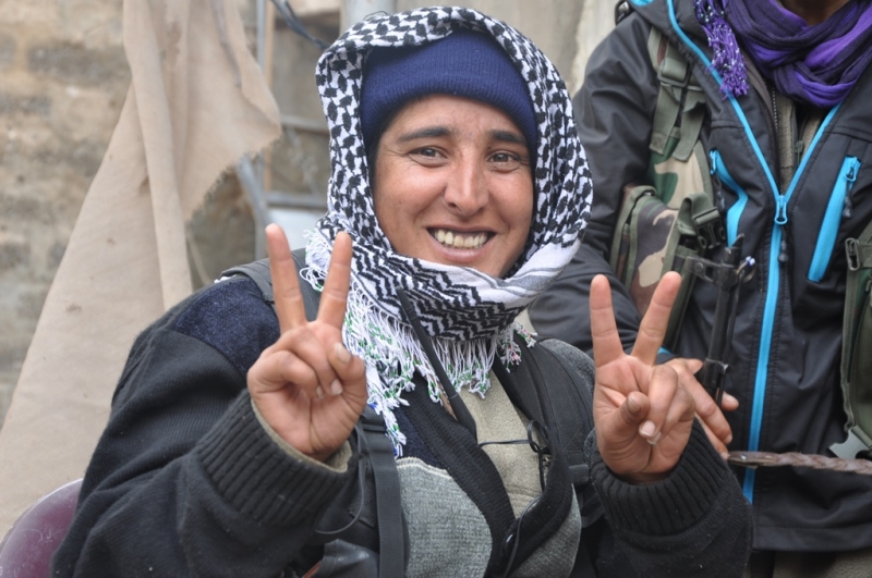 Şengal Dağlarında gülmek devrimci eylemdir! FOTO