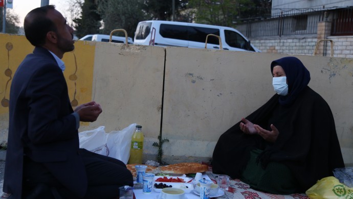 Şenyaşarlar ilk iftarlarını adliye önünde açtı