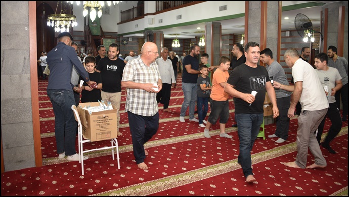 Siverek Belediyesi vatandaşlara akide şekeri ve lokum külahı dağıttı