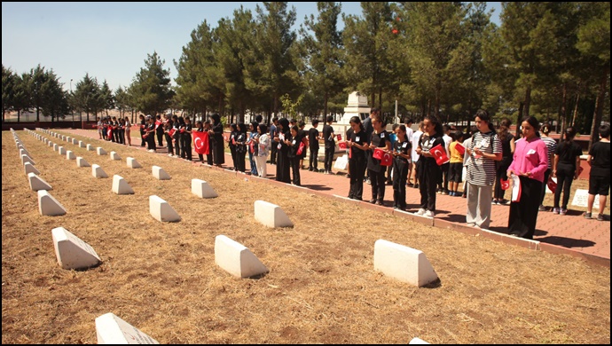 Siverek’te öğrenciler 15 Temmuz şehitleri için yürüdü