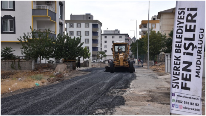 Siverek’te okul yolları sıcak asfaltla kaplanıyor