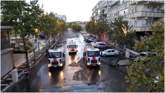 Siverek’te yol ve kaldırımları yıkama çalışmaları devam ediyor