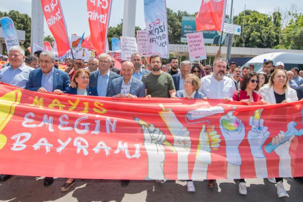 Soyer, 1 Mayıs’ı emekçilerle meydanda kutladı