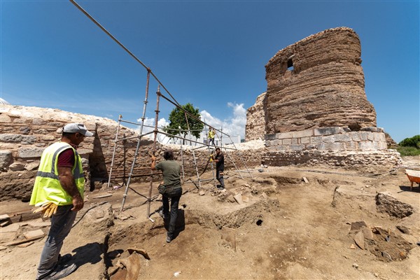 Tarihi İznik surlarında arkeolojik kazılar devam ediyor