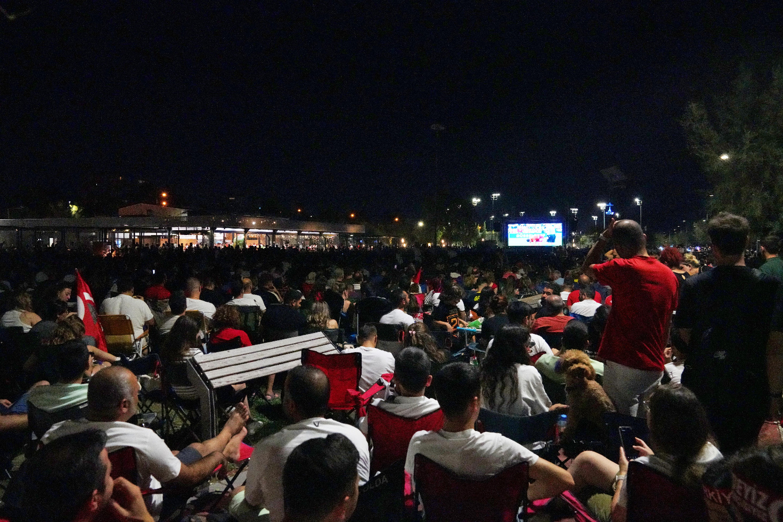 Türkiye-Hollanda maçı İzmir'de kurulan ekranlarda izlendi