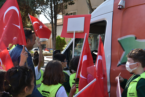 Tuzlalı çocuklar, yaya geçitlerinde yaya önceliği için farkındalık çalışması yaptı