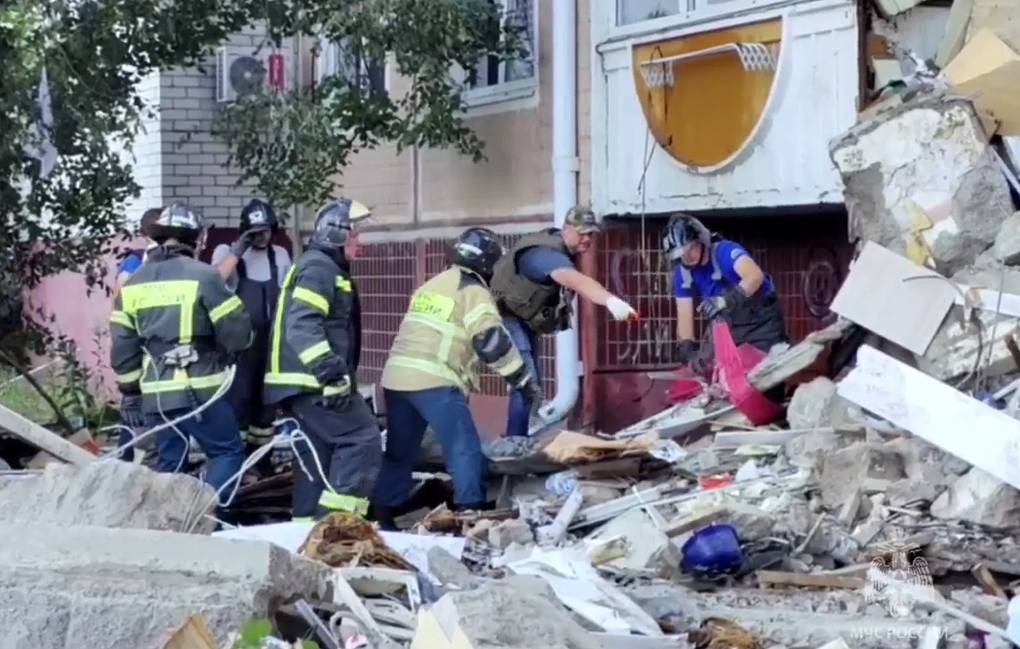 Ukrayna saldırısında çöken merdiven boşluğunda 5 kişi öldü