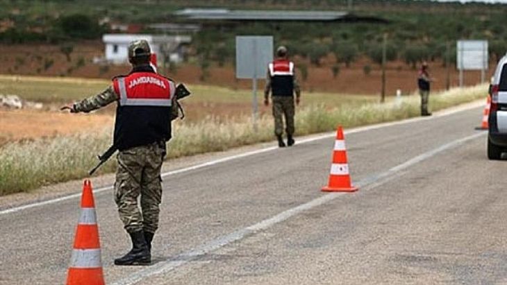 Urfa karayolunda araç durduruldu! Deterjan ve salça kutularından bakın ne çıktı?