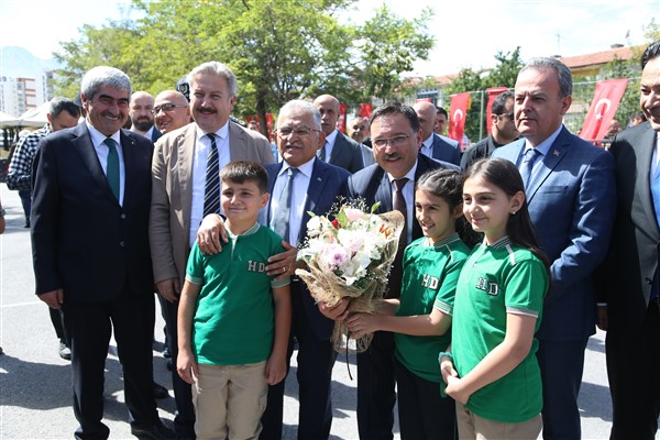 Vali Çiçek ve Başkan Büyükkılıç, ders zili çalan öğrencilerin heyecanına ortak oldu