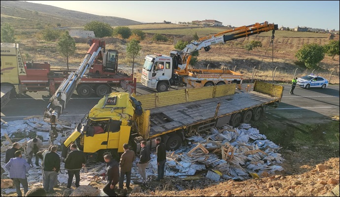 Virajı alamayan mermer yüklü tır devrildi: Şoför yaralandı