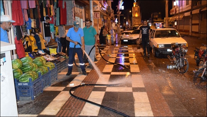 Viranşehir'de bayram Öncesi Caddeler Tazyikli Suyla Yıkanıyor