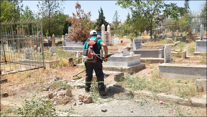 Viranşehir'de Kurban Bayramı Öncesi Mezarlıklarda Temizlik Çalışması