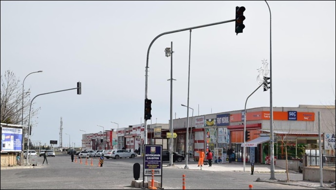 Viranşehir'deki Tehlikeli Kavşaklara Sinyalizasyon Takıldı