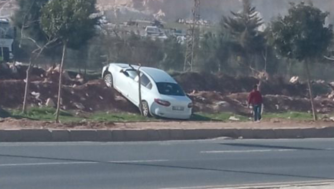 Yenice Çevre Yolu’nda kaza! Otomobil kaldırıma çıktı