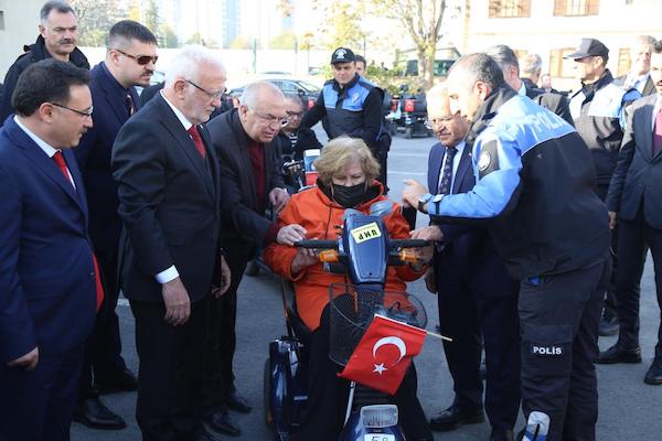 Yerli mobilya markası, 150 engelliye daha elektrikli araç hediye etti