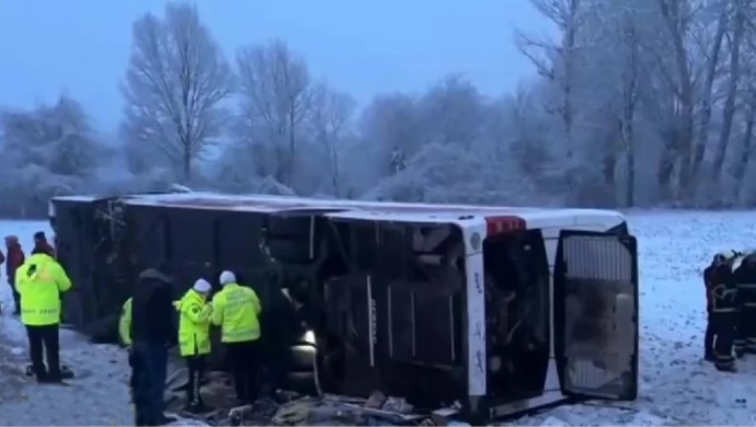 Yolcu otobüsü devrildi: 6 ölü, 33 yaralı