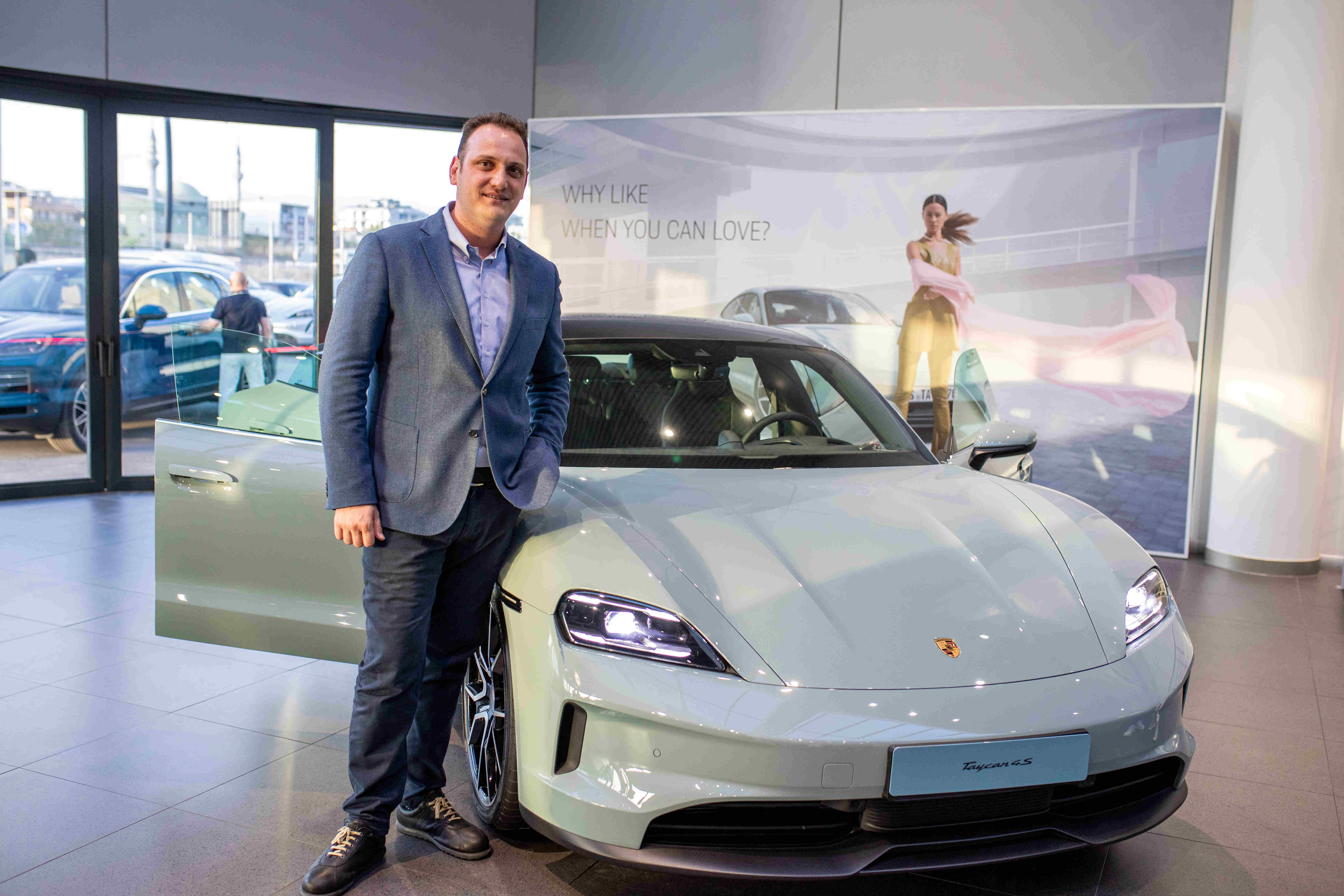 Yüzde 100 elektrikli yeni Porsche Taycan Vosmer’de satışa sunuldu