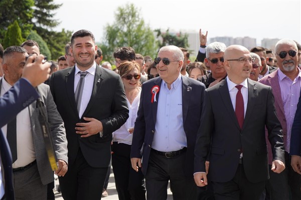 Zafer Partisi Genel Başkanı Özdağ’dan Anıtkabir’e ziyaret