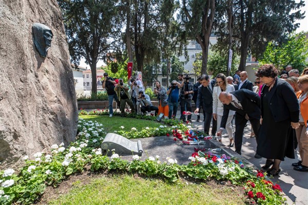 Zübeyde Hanım İzmir’de kabri başında anıldı