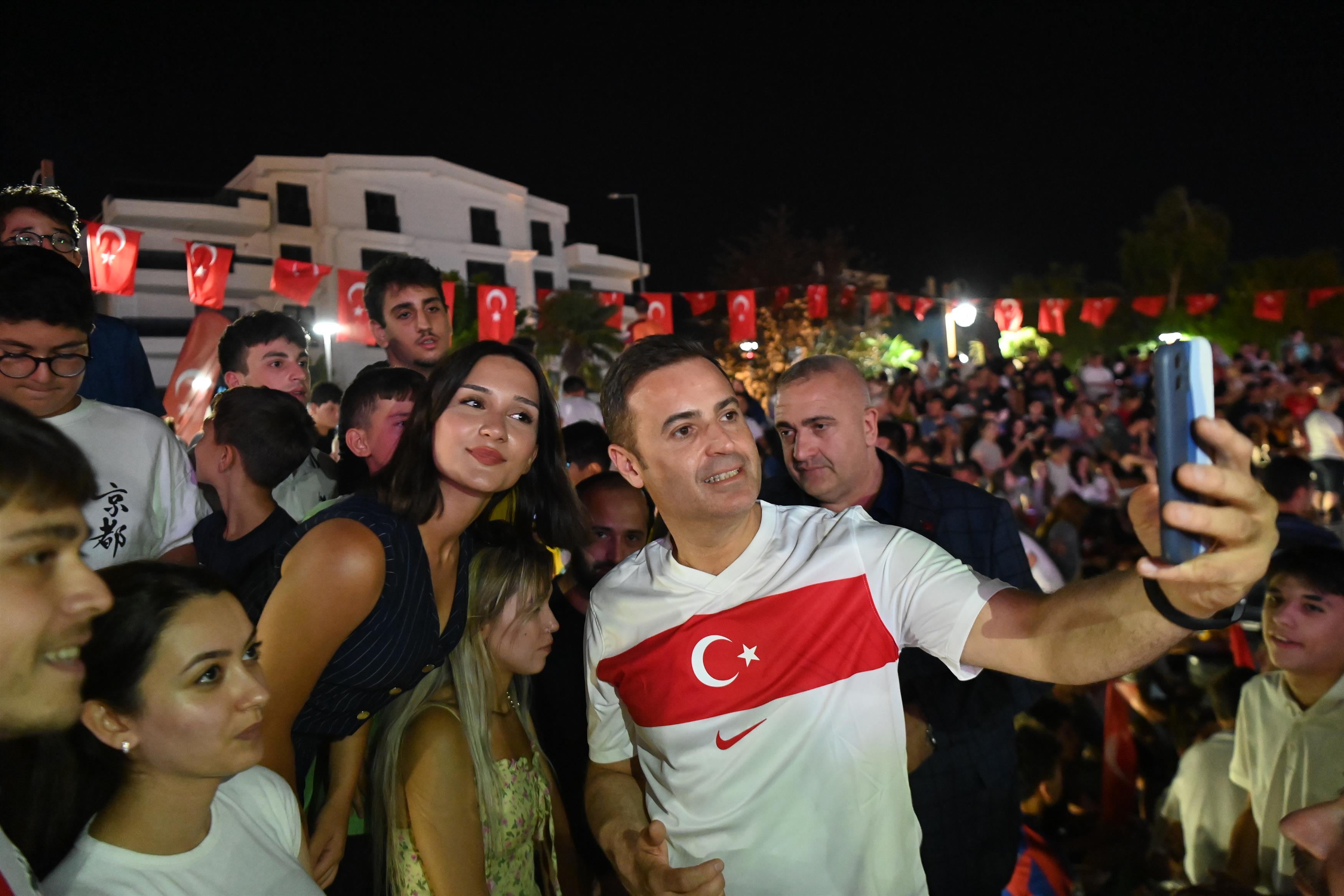 Balıkesirliler Avusturya-Türkiye maçını ekranlardan izledi