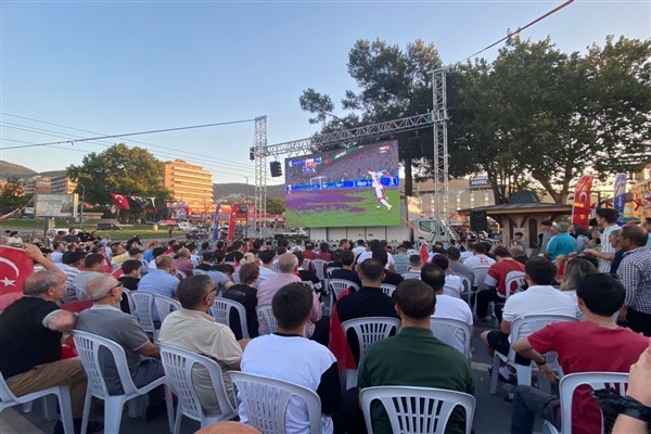 Bursa’da milli maç heyecanı dev ekranda yaşandı