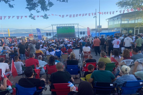 Bursalılar Türkiye-Portekiz maçını dev ekranlarda izledi 