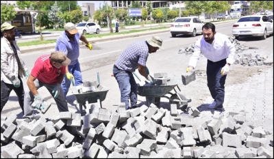 Ceylanpınar Belediyesi sokaklara parke taşı döşemeye başladı-(VİDEO)