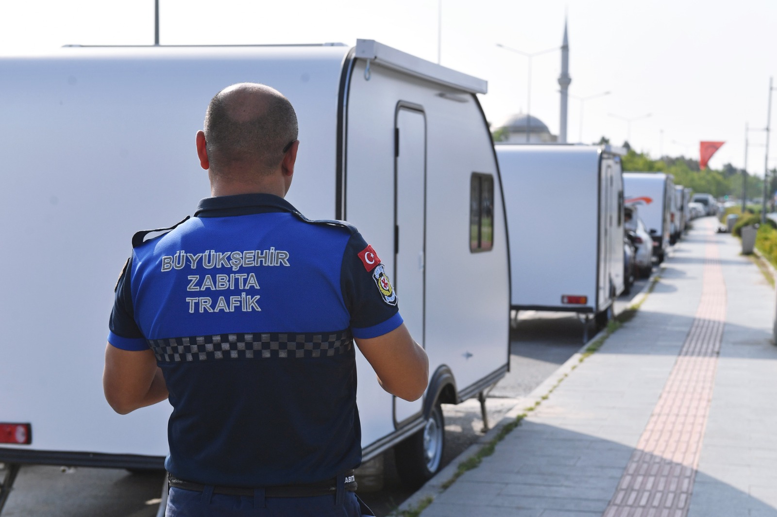 İzmir’de yol kenarına bırakılan karavanlara yönelik çalışma 