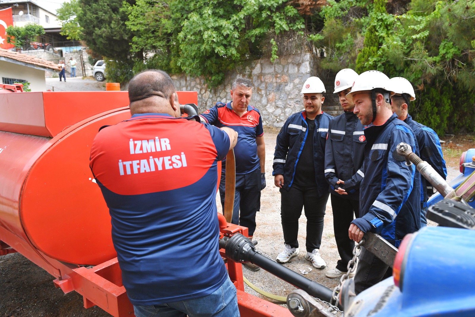 İzmir'deki köylere 338 su tankeri dağıtıldı
