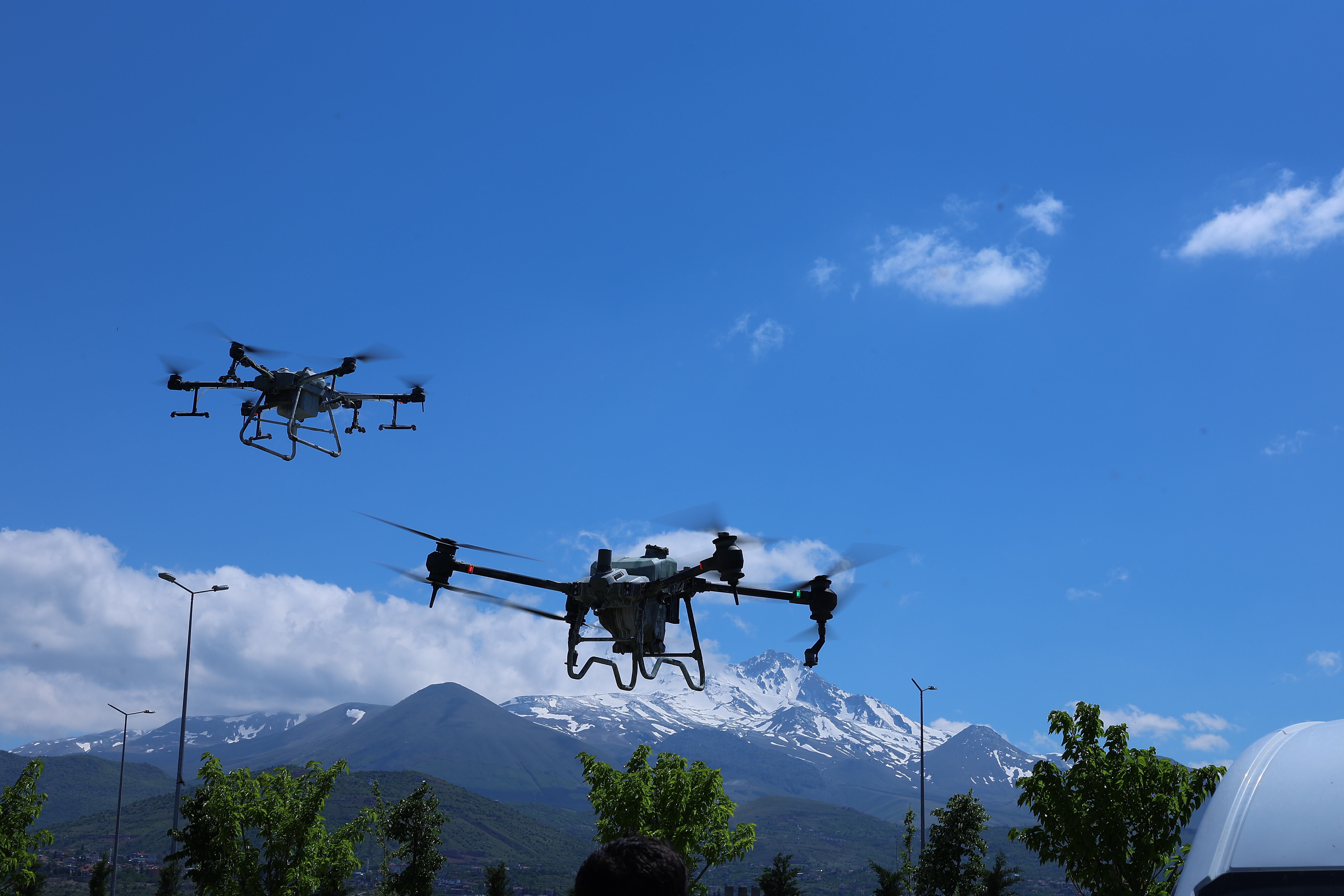 Kayseri Büyükşehir'den park ve mesire alanlarında drone ile ilaçlama hizmeti