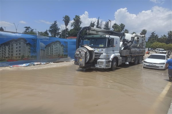 Konya Büyükşehir ekipleri, Hatay’da sel ve su baskınlarına müdahale ediyor
