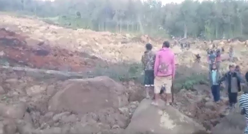 Papua Yeni Gine'deki toprak kaymasında yaklaşık 300 köylünün öldüğü tahmin ediliyor