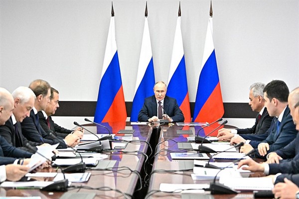 Putin, Rus savunma sanayi işletmelerinin başkanlarıyla toplantı yaptı