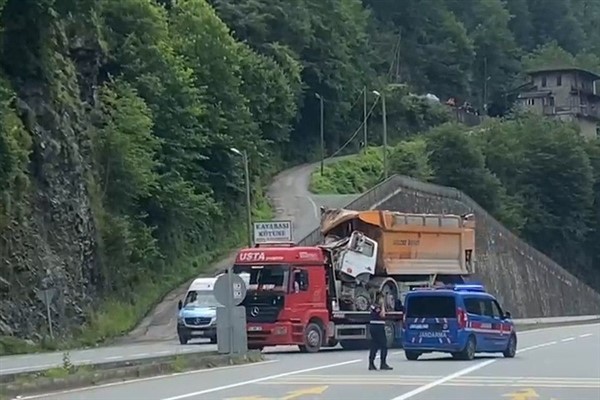 Rize'de kamyon dereye yuvarlandı