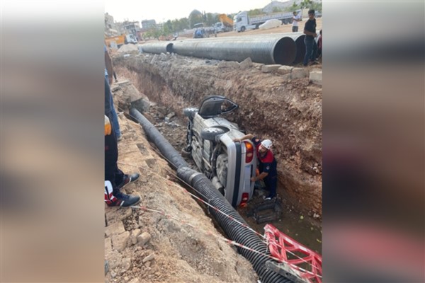 Şanlıurfa'da otomobil sulama kanalına uçtu