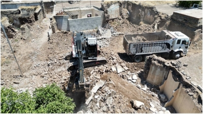 Siverek’te tehlike arz eden metruk evlerin yıkımına başlandı