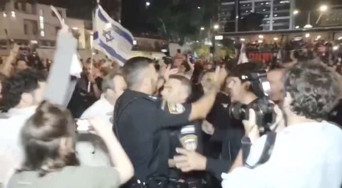 Tel Aviv ve Hayfa'da binlerce kişi hükümeti protesto etti