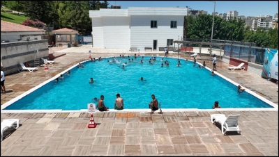 Urfa'da çocuklar büyükşehir 'in havuzlarında serinliyorlar